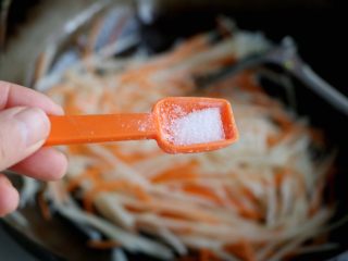 素炒萝卜双丝,加入半勺盐；