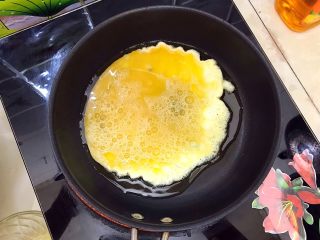 创意料理～甜橙五彩竹升面,倒入鸡蛋液