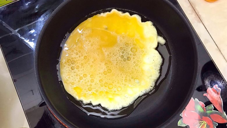 创意料理～甜橙五彩竹升面,倒入鸡蛋液