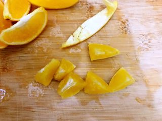 创意料理～甜橙五彩竹升面,甜橙去皮，如图所示，切成小块
