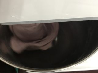 紫薯紫米核桃软欧,把所有食材放入厨师机桶里，二档揉成面团后转五档。