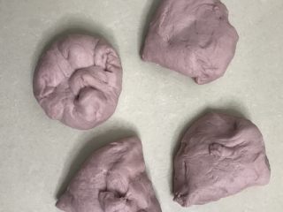 紫薯紫米核桃软欧,平均分成四份