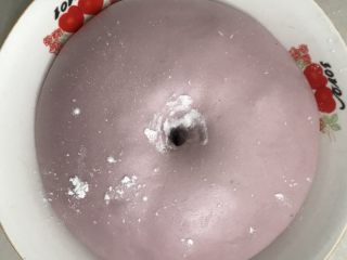 紫薯紫米核桃软欧,发酵二倍大用手指沾面粉戳洞，洞口不回缩不塌陷为一发好。