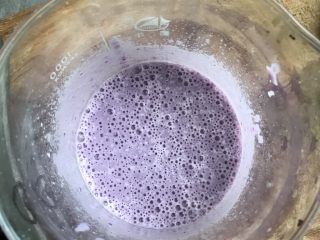 紫薯紫米核桃软欧,把牛奶和蒸熟紫薯放在容器里，用食品料理机打成糊加热至38度备用