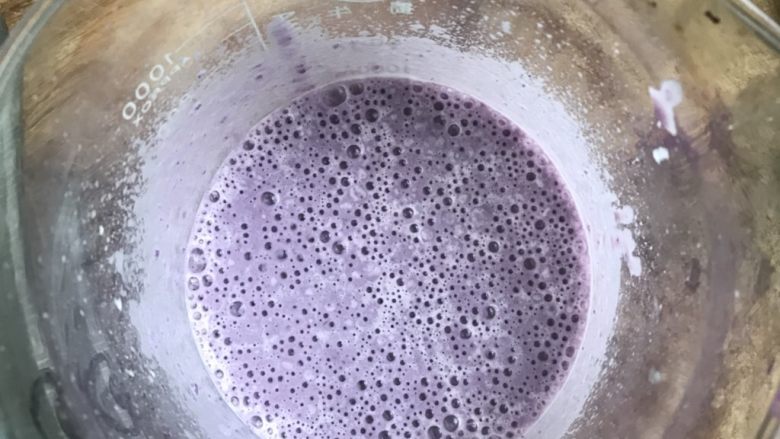 紫薯紫米核桃软欧,把牛奶和蒸熟紫薯放在容器里，用食品料理机打成糊加热至38度备用