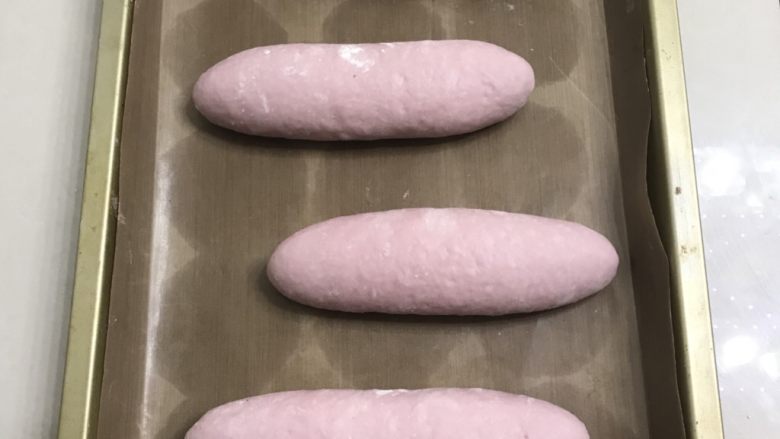 紫薯紫米核桃软欧,收口朝下整理好形状，摆放在烤盘里，全部做完。