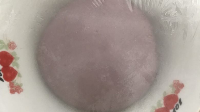 紫薯紫米核桃软欧,拿出来整圆放在大盆里盖上保鲜膜放入发酵箱温度在27度的环境下一发。
