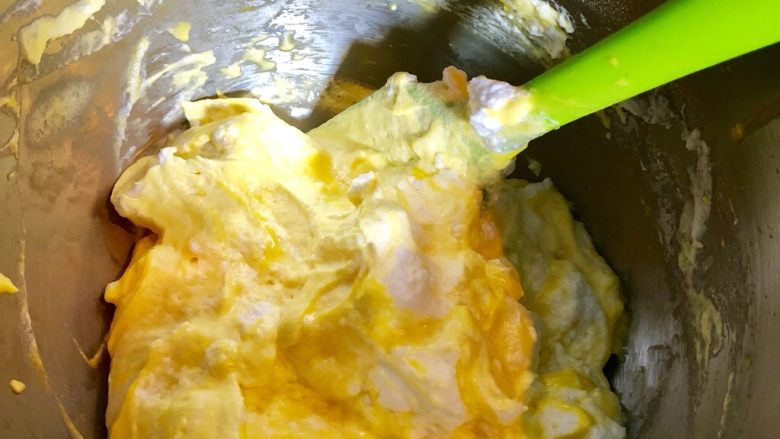 戚风蛋糕,把打好的蛋白先放入一半于蛋黄糊中，用橡皮刮刀翻拌均匀。