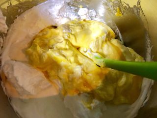 戚风蛋糕,翻拌均匀的蛋糊倒入余下的蛋白中。