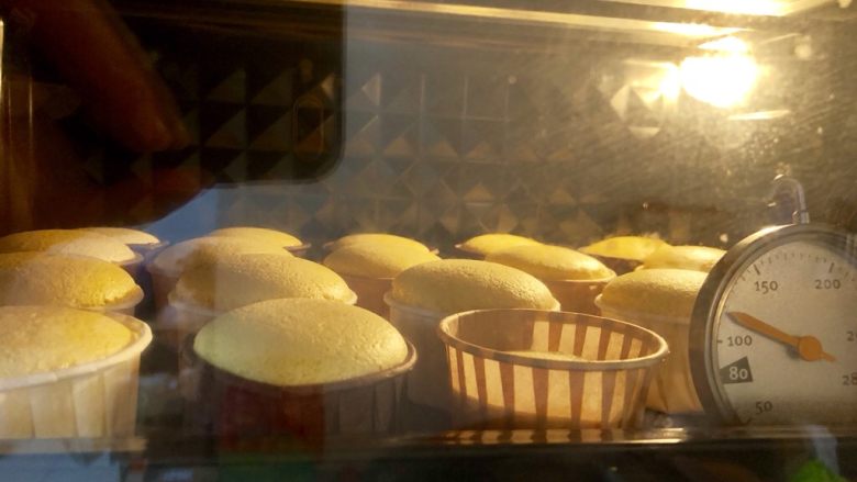 戚风蛋糕,烤箱150度预热后降到120度烤1个小时。（根据自己烤箱的温度适当调整。）