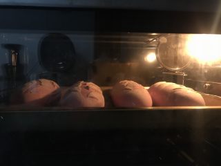 紫薯紫米核桃软欧,送进提前预热好的烤箱中层，上下火180度25分钟。