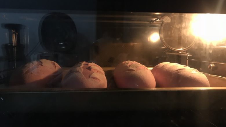 紫薯紫米核桃软欧,送进提前预热好的烤箱中层，上下火180度25分钟。
