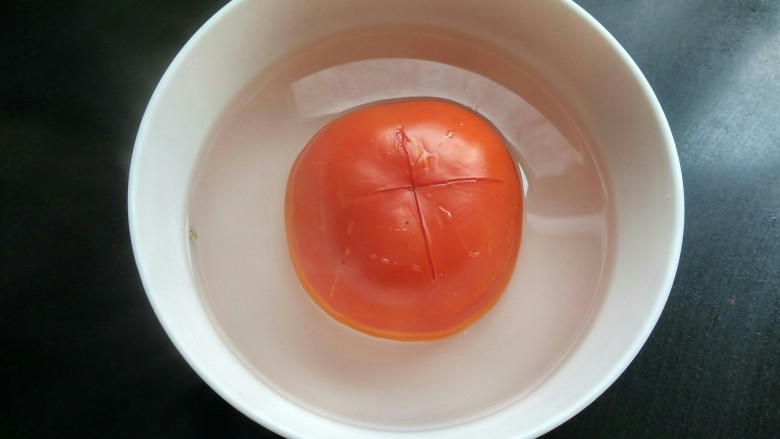#厨房挑战 # 素菜  番茄烧花菜,番茄划十字，用开水烫一会。