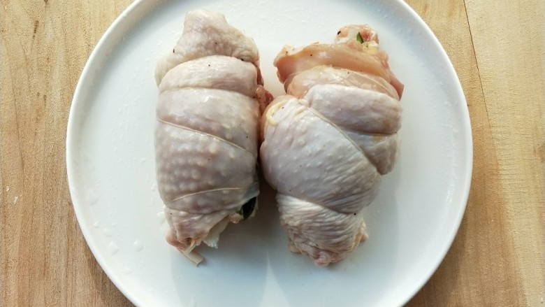 黑胡椒烤蔬菜鸡腿卷,把鸡腿排用手卷起来，再用细棉线绑好，棉线的作用是用来固定鸡腿卷的。