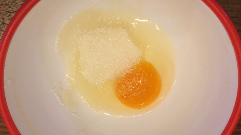 孩童大爱猕猴桃酥酥饼,准备一个碗，将鸡蛋打入碗中，倒入白糖