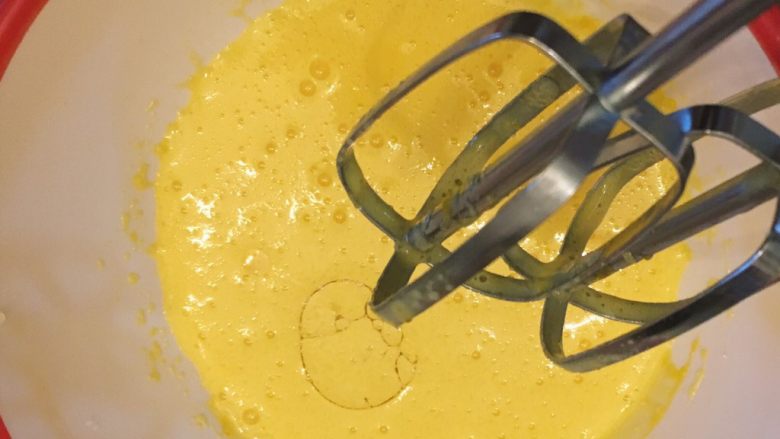 孩童大爱猕猴桃酥酥饼,用打蛋器打散倒入一半玉米油继续打散