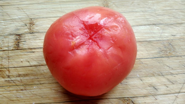 #厨房挑战 # 素菜  番茄烧花菜,用开水烫过的番茄很轻松的去皮了。