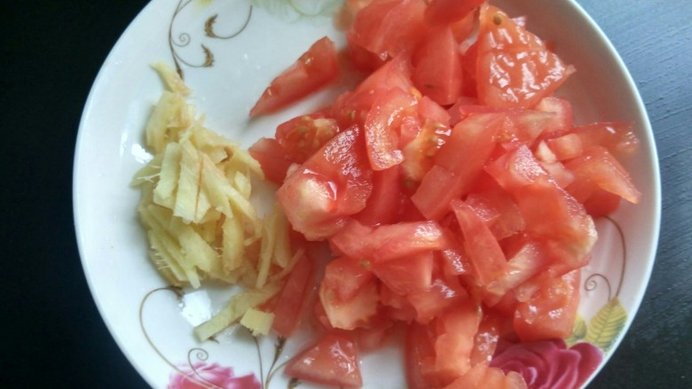 #厨房挑战 # 素菜  番茄烧花菜,番茄切丁，生姜切丝。