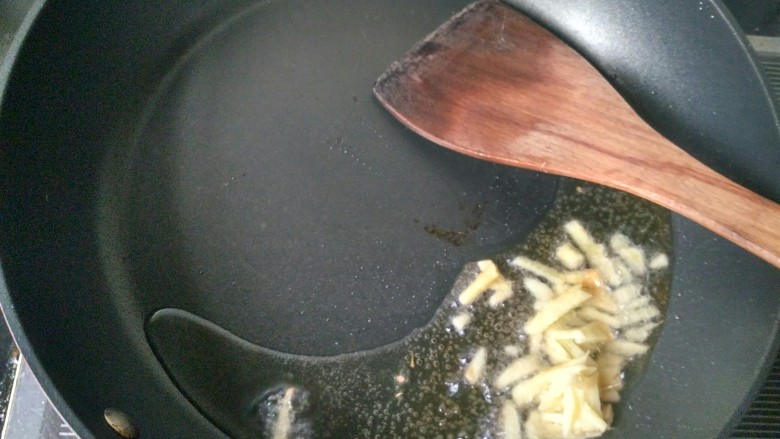 #厨房挑战 # 素菜  番茄烧花菜,放生姜爆香。