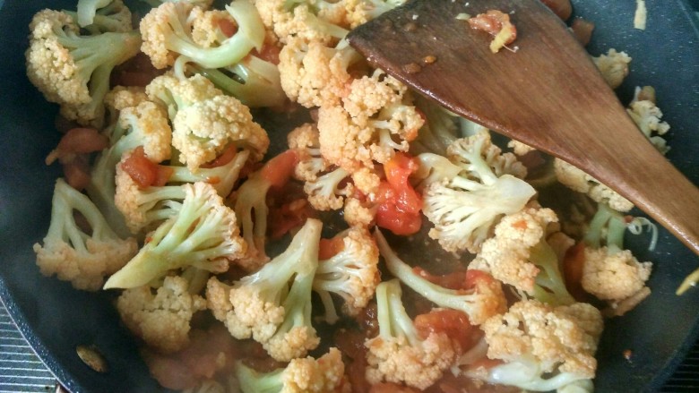 #厨房挑战 # 素菜  番茄烧花菜,放一点清水，放盐，翻炒。