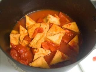 番茄豆腐,加水，中火煮10分钟，至番茄熟透，汤汁变浓。