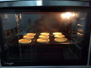 全蛋蛋挞,放进预热好的烤箱，上下火200度，中层15-20分钟