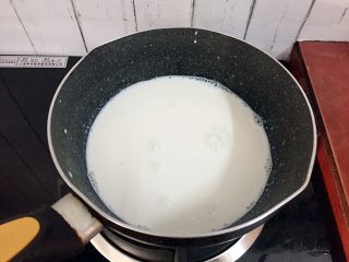 全蛋蛋挞,把牛奶、白糖放入锅中小火加热至白糖融化即可关火