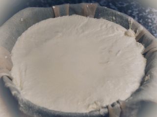 自制奶油奶酪
-消灭奶油的好办法,这里是还没有沥出乳清的原液，边缘部分已经可以看出奶酪的雏形了。