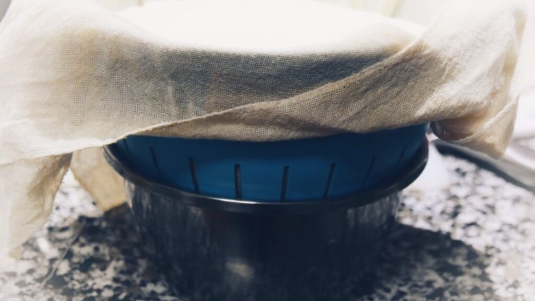 自制奶油奶酪
-消灭奶油的好办法,将浓稠的奶酪原液导入准备好的工具中。从上到下的顺序，一块密织纱布-大沥水篮-小口径的打蛋盆。