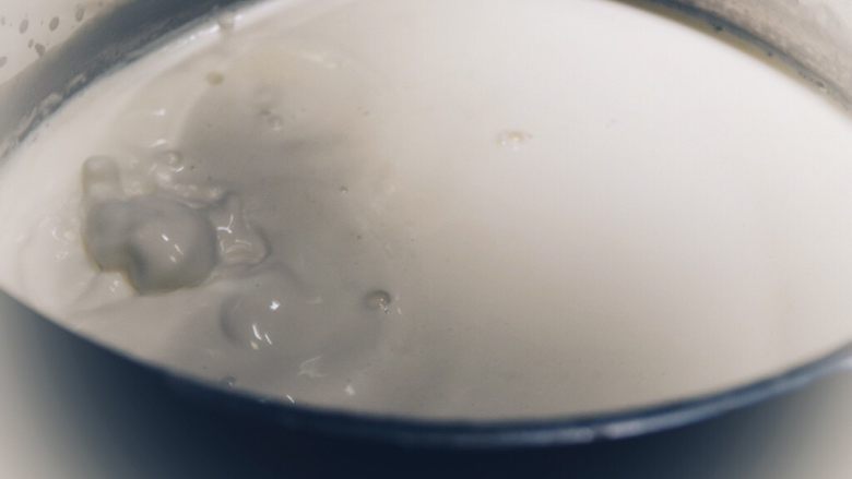 自制奶油奶酪
-消灭奶油的好办法,开始沸腾了。如果你的用量比较小，小的不粘锅会从边缘开始有沸腾的小泡。这时候就要转中小火了。
