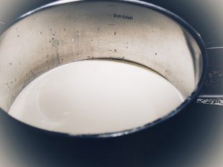 自制奶油奶酪
-消灭奶油的好办法,将牛奶和奶油全部倒入汤锅，放入盐之花。