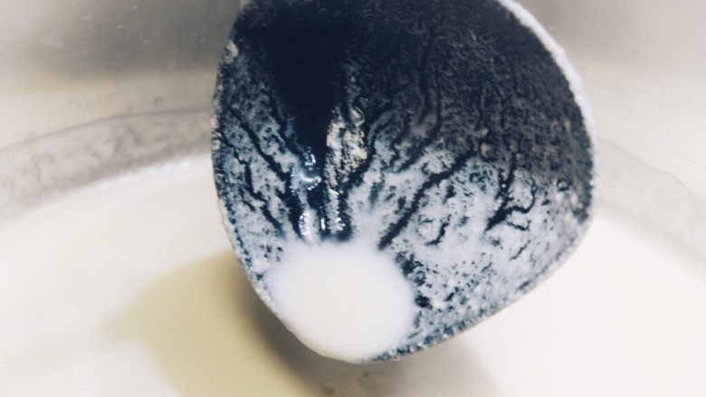 自制奶油奶酪
-消灭奶油的好办法,观察勺壁，顺滑的乳制品会出现细小的如同豆渣一样的小颗粒。这样的状态就对了，不需要再加入白醋了。