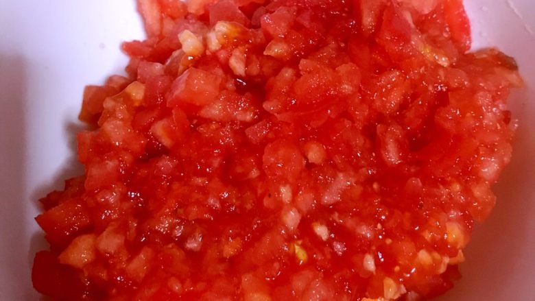 西红柿土豆炖牛腩,切好的柿子。尽量切的碎一点，好出汁。