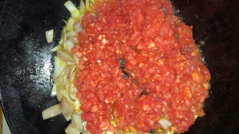西红柿土豆炖牛腩,加入切好的西红柿炒番茄酱。改小火慢炒。根据个人口味放点糖继续翻炒。