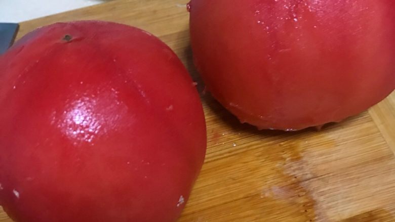 西红柿土豆炖牛腩,将柿子皮撕掉。烫过的柿子很好去皮。