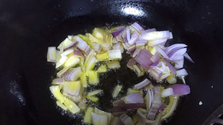 西红柿土豆炖牛腩,另起一锅热锅放油，油热后先放洋葱炒香。喜欢罗宋汤口味的同学可以用黄油来炒。