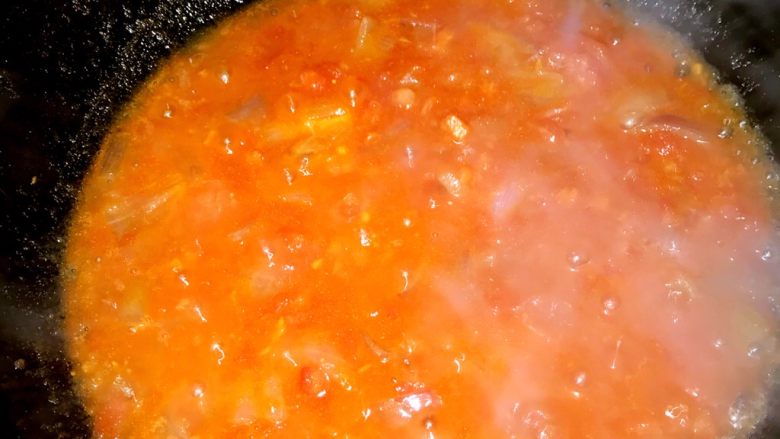 西红柿土豆炖牛腩,炒至如上图就可以关火了。这个时候煮肉的40分钟也差不多到了。将番茄酱倒入煮肉锅内，土豆胡萝卜也一并倒入，加半勺盐继续煮20分钟。