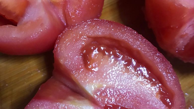 西红柿土豆炖牛腩,中间对半切开后去蒂。