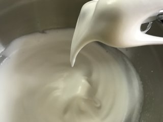 轻乳酪蛋糕,蛋清打成粗泡后加入三分之一细砂糖，打成细腻泡沫时加入三分之一细砂糖，打至出现纹路时加入剩余的细砂糖，直到打成湿性发泡。