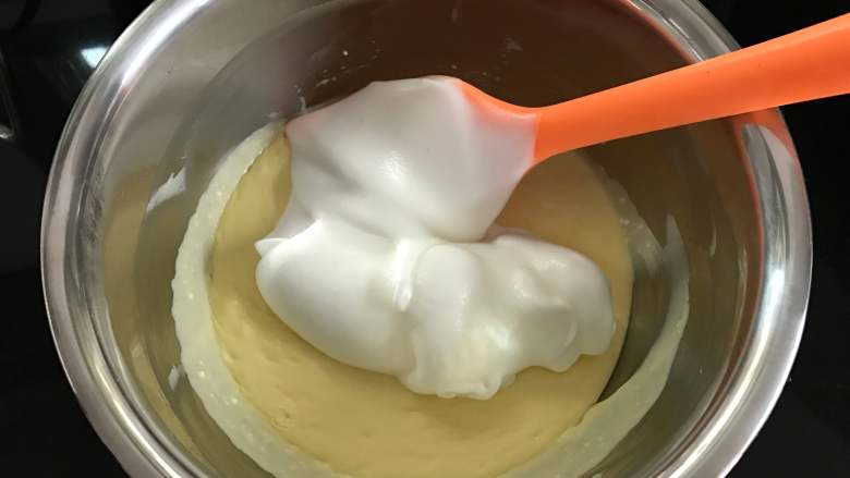轻乳酪蛋糕,取三分之一的蛋白糊到乳酪蛋黄糊里，轻轻翻拌均匀。