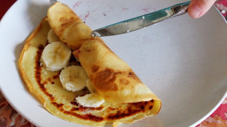 挪威薄煎饼Pannekake,香蕉切片，卷在其中。
 