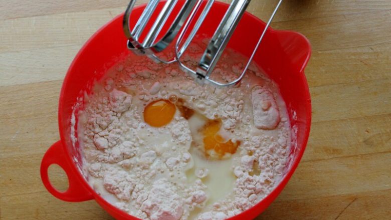 挪威薄煎饼Pannekake,2.制作面浆：
将2只鸡蛋、250ml牛奶、125g面粉、1汤勺油和盐1小撮全部倒入盆中。