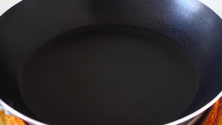 挪威薄煎饼Pannekake,4. 不粘锅烧温热后刷层薄油。
