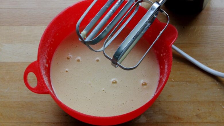 挪威薄煎饼Pannekake,3. 用搅拌器低档打匀至无颗粒即可，请不要过分搅打，然后静置半小时或更长的时间，让材料间充分融入。
