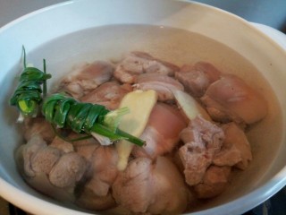 厨房挑战+荤菜+猪蹄黄豆汤,葱结，生姜片少许