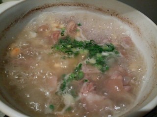 厨房挑战+荤菜+猪蹄黄豆汤,提前半小时加点盐，看看，汤汁浓吧！出锅前加点鸡粉，提鲜。