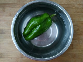 青椒炒台式香肠,青椒洗净，在清水中泡约十分钟。