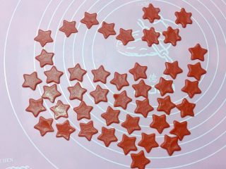 新年快乐,用刻字剩下的红色面片，用星星模具压出30个小星星。（2018年，希望所有的心“星”愿都能实现）