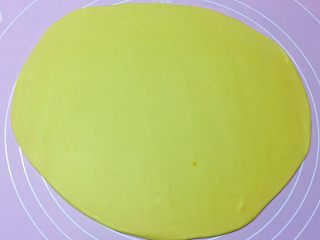 新年快乐,将发酵好的面团分别排气揉匀后，取黄色面团用擀面杖擀成1cm厚的大面片。