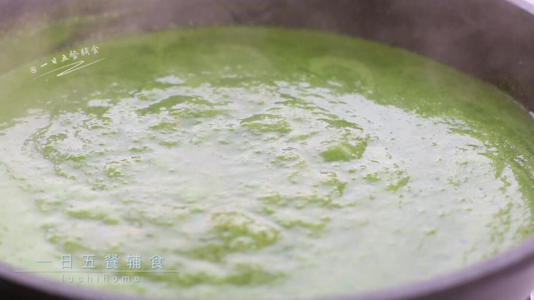 青菜芋头浓汤,倒入锅中煮开，鸡高汤加入一起煮。没有鸡高汤的前面用牛奶替代水一样很好喝。